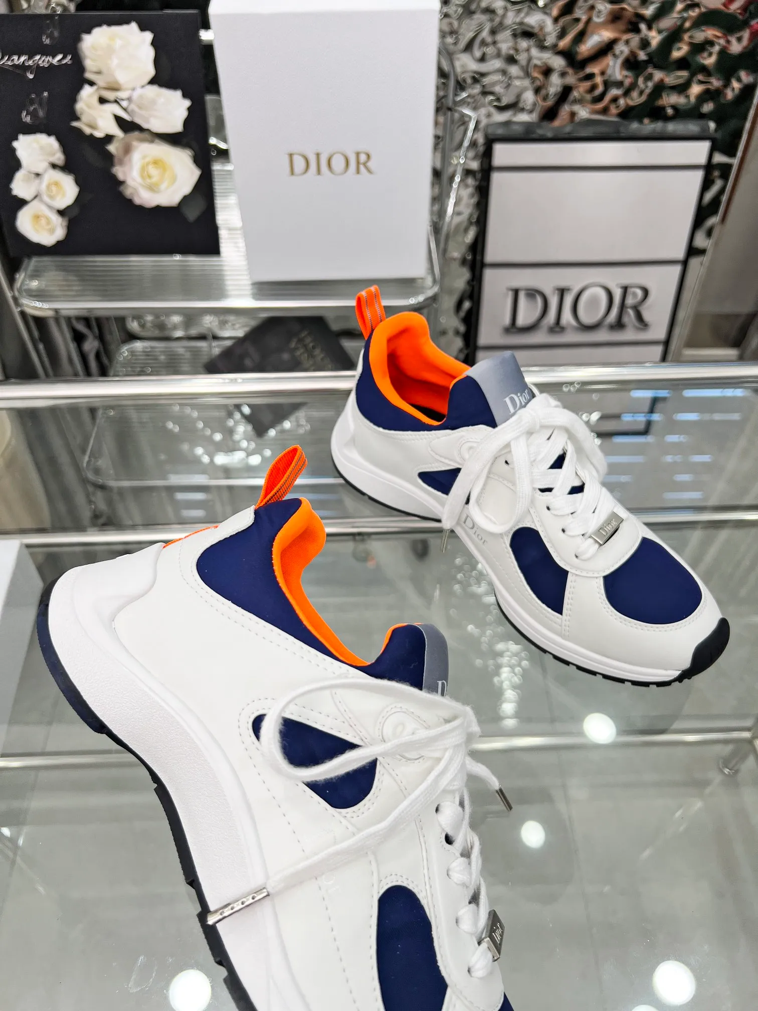 Men's shoes 💰540 Dior, the latest Star series on the show, this Dior Star dad sneaker is a new product for the fall of 2025, enriching the classic series with fashionable retro style. Carefully crafted, these Dad Shoes style shoes can be paired with casual looks all year round and follow the trend of the retro market. The Dior logo on the tongue also indicates that this pair of shoes is the B30 model! B30 uses fine-textured leather and mesh cloth materials to form a shoe body. There are conspicuous letters CD on both sides of the shoe body to indicate identity. The multiple lines on the shoe body outline the details, making the shoes look less monotonous and full of retro three-dimensionality! Code number: 40-46 Color: four colors